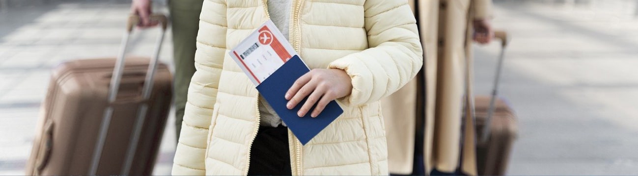 Mujer sujetando su visado de entrada al país que ha conseguido tras contratar un seguro de viaje RACE