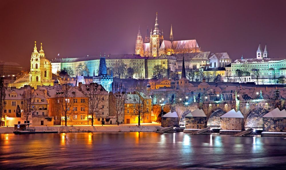 Praga por la noche y cubierta de nieve