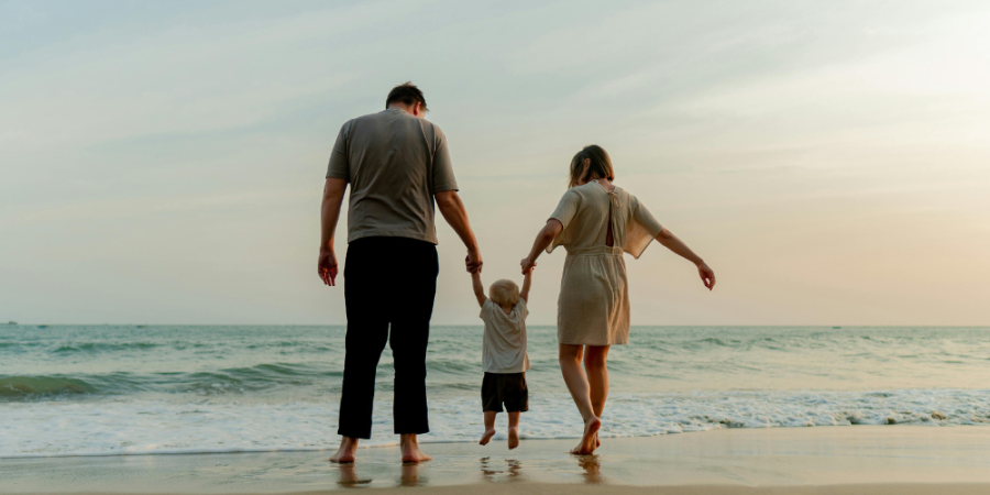 Familia con un niño pequeño de viaje en El Algarve, Portugal