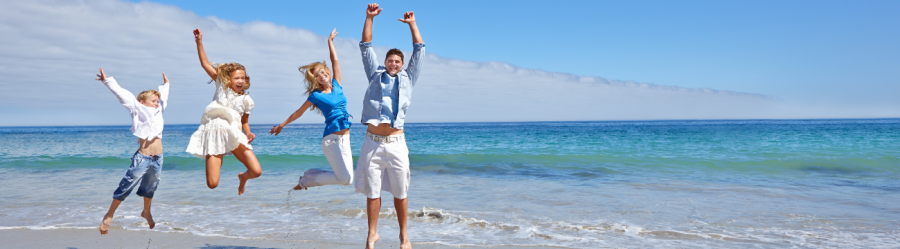Familia disfrutando de un día de playa